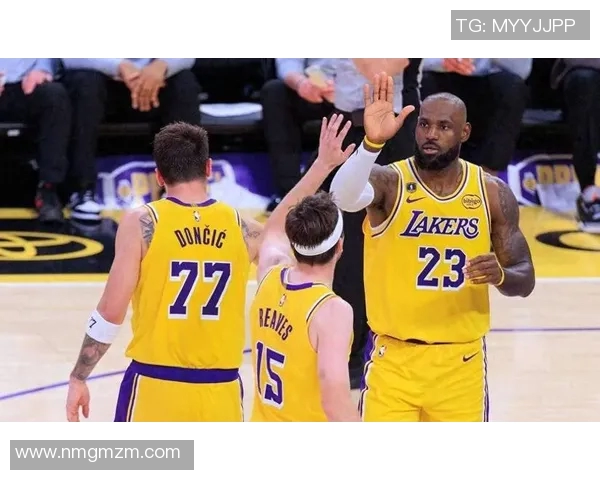 湖人对掘金精彩对决回顾94场比赛中的关键时刻与球员表现分析 湖人对掘金精彩对决回顾94场比赛中的关键时刻与球员表现分析